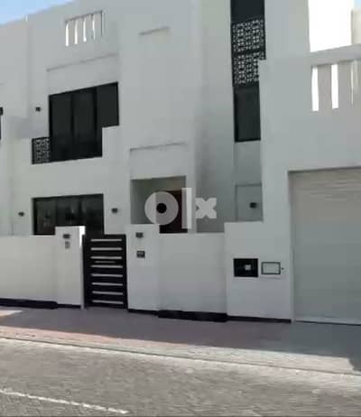 فيلا للبيع في ديار المحرق حي الشروق مع بعض الاثاث