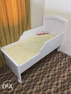 Kids bed just like new with maatras 0