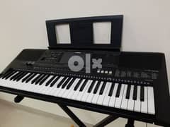 Yamaha keyboard PSR E453 with stand in excellent conditions 0