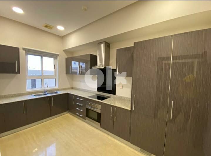 MSpacious Three bedrooms flat semi furnished  like brand new apartment 0