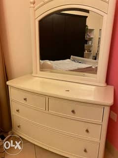 White dresser with mirror and drawers 0