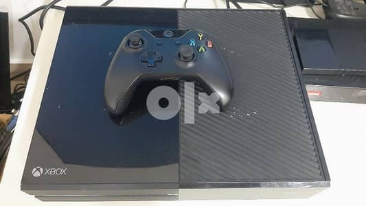 Xbox One Full HD with one controller