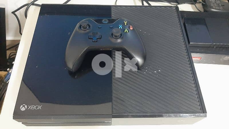 Xbox One Full HD with one controller 0