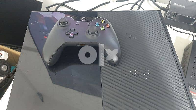 Xbox One Full HD with one controller 1