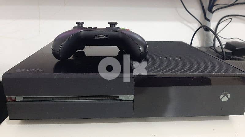 Xbox One Full HD with one controller 2