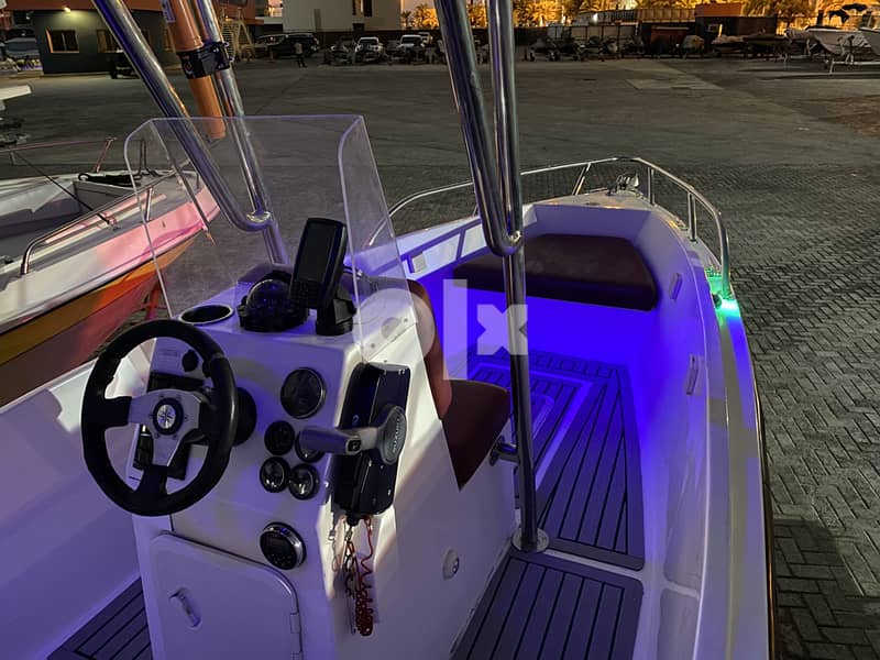 BOAT FOR SALE - 25 FT Spartan with Four Stroke Suzuki 140 HP Engine 10