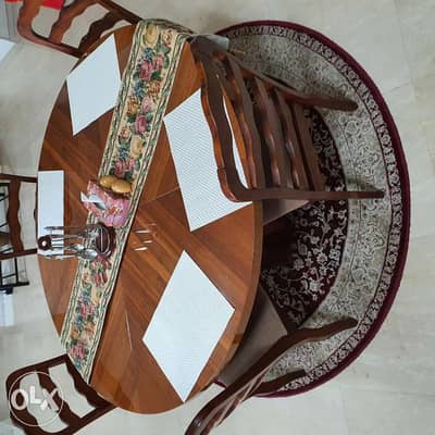 Round wooden dining table (without chairs)