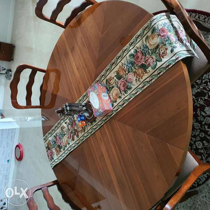 Round wooden dining table (without chairs) 3