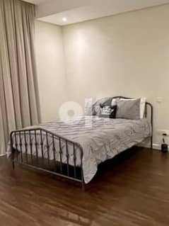 Queen bed, mattress, & linens. No delivery 0