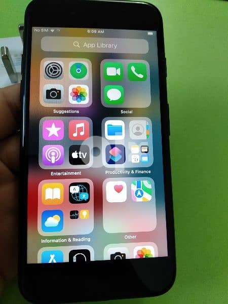 iphone 7 black color 128 gb like newايفون ٧ اسود ١٢٨ جيجا 3