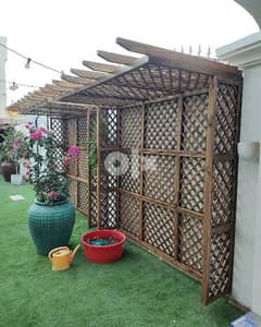 نجار بحريني متخصص في أعمال الحدائق و الاثاث المنزلي باستخدام خشب طبيعي
