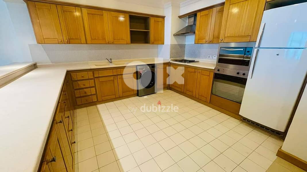 Serviced +inclusive+Balcony+all ensuite+dishwasher 3