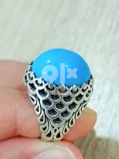 للبيع خاتم فيروز صافي قبة لون مميز مع صياغة شباك مبتكرة