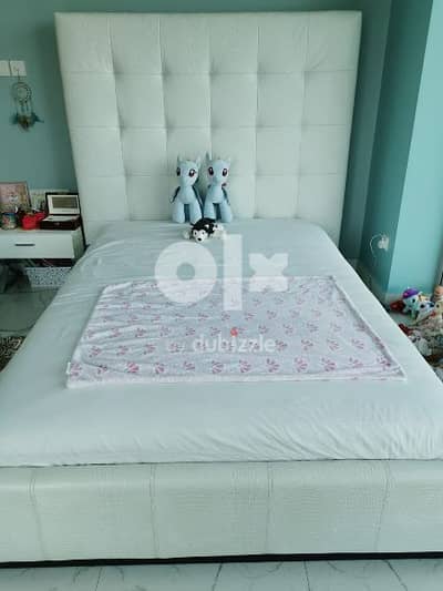 Crocodile white leather bed