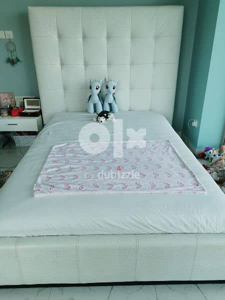 Crocodile white leather bed 0