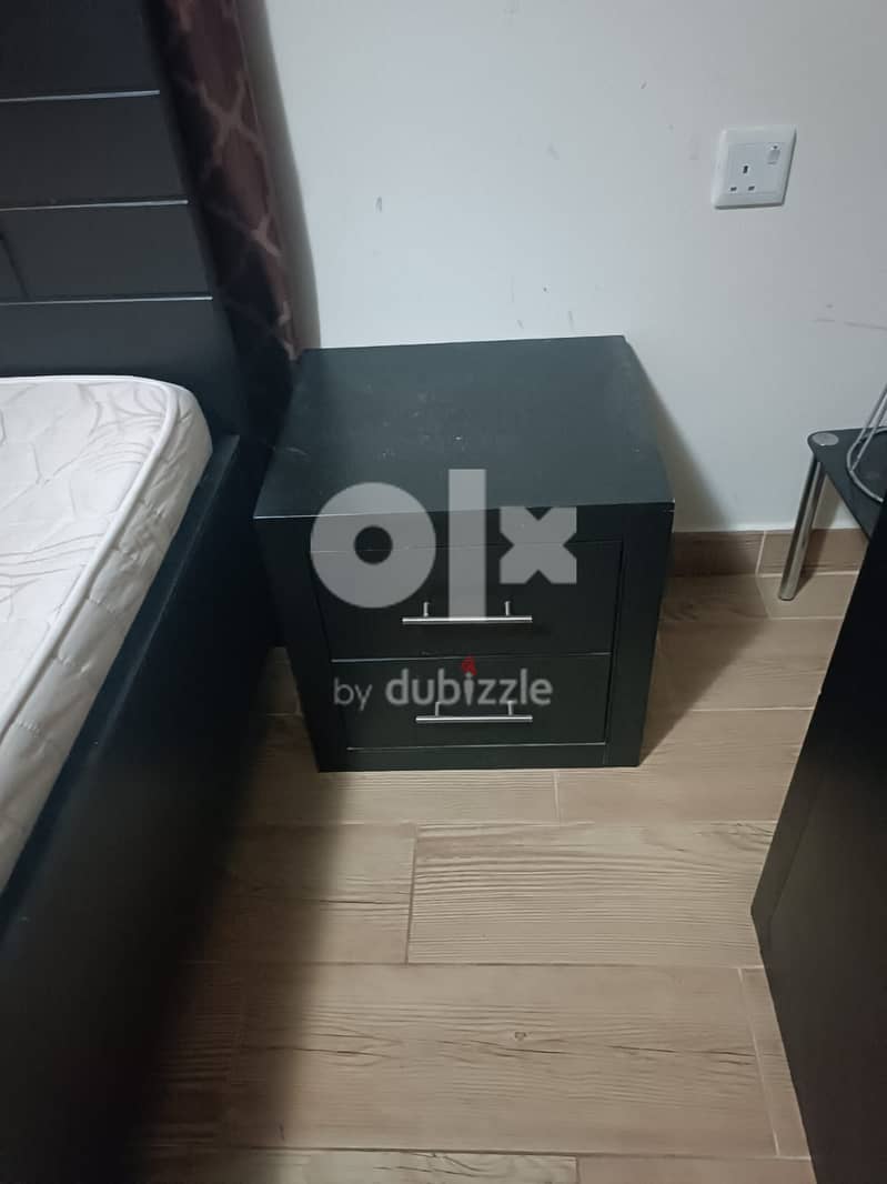 Queen Size Bed with Mattress /side table/dressing table 2