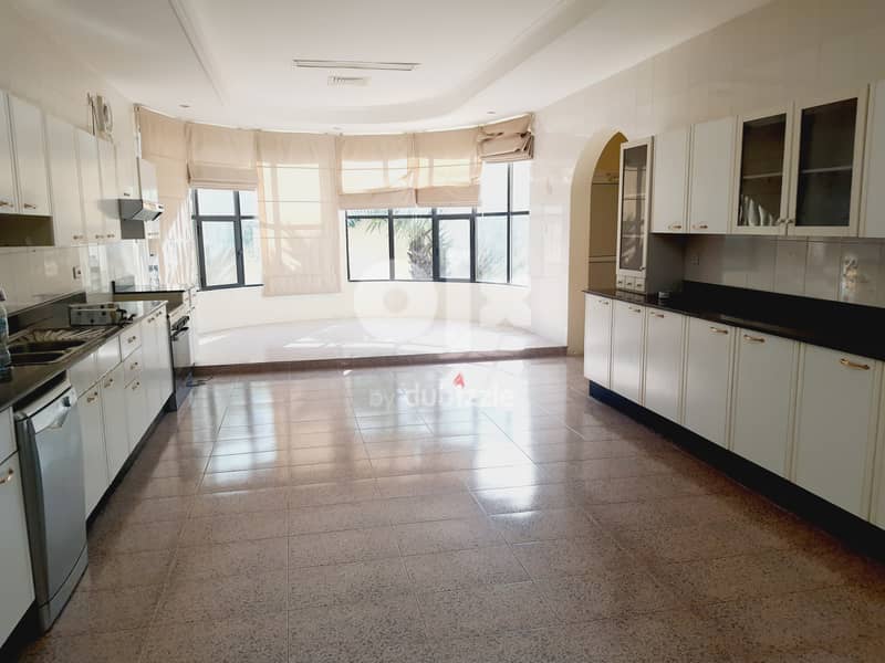 Large 4 bedroom villa for rent in janabiya 5