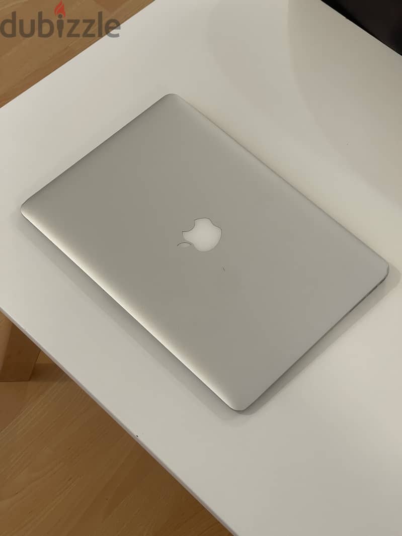 Macbook Air - Very light usage - 2017 with box 2
