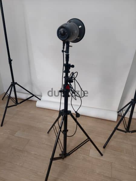 beautydish with light 200w with boomstand 2