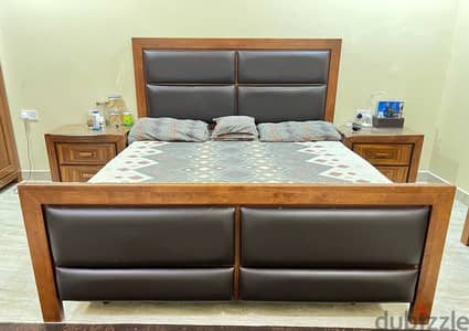 Queen size wooden bedroom set - Furniture - 105003475