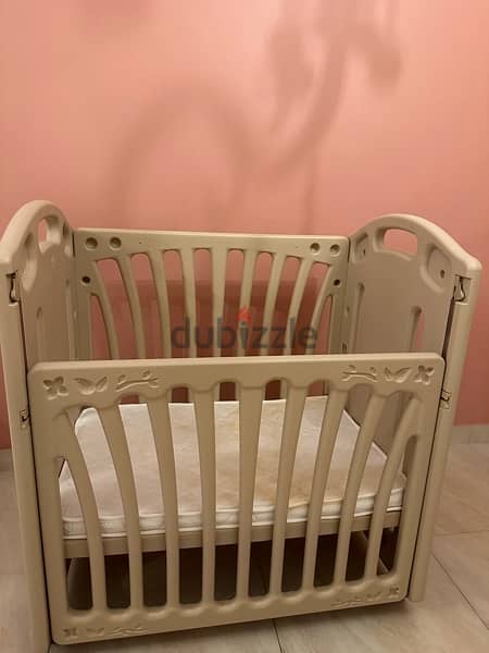 crib for sale in very good condition with mattress 8