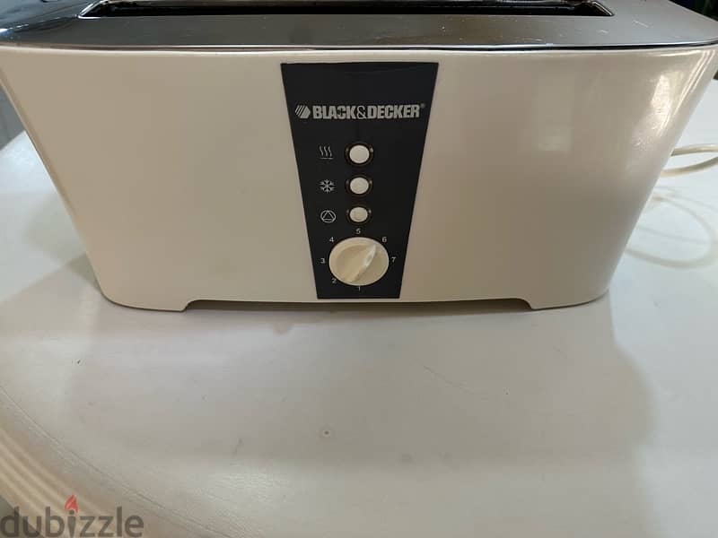 Black & Decker ET124 4 slice toaster 1350 Watts power with a cool