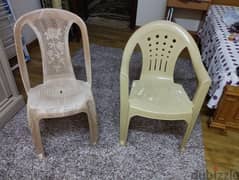 2 plastic chairs 0