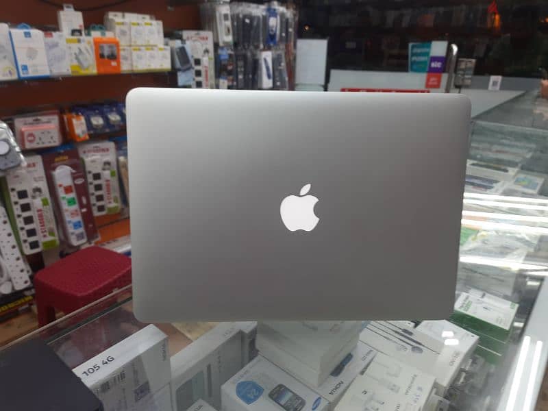 Macbook Air 13". 128GB SSD. EXCHANGE POSSIBLE. 7