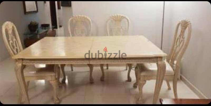 Dining Table in Good condition for sale 1