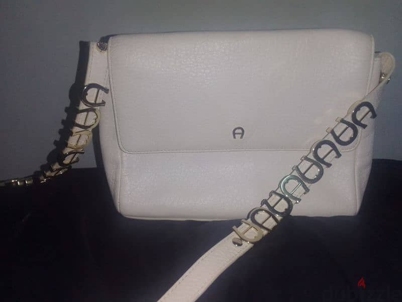 aigner leather beige shoulder bag used a few times Handbags