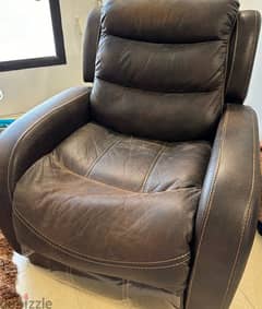 leather lazy boy chair from home center   35 دينار كرسي هزاز من الجلد 0