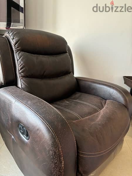 leather lazy boy chair from home center   35 دينار كرسي هزاز من الجلد 2