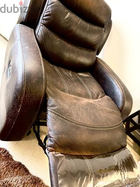 leather lazy boy chair from home center   35 دينار كرسي هزاز من الجلد 3