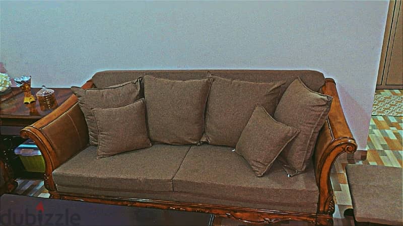 clean sofa for sale 3 sets للبيع سوفا بحالة نظيف 2