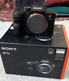 SONY A7 III ONLY CAMERA BODI BATTERY STREP BATTERY CARJER FOR SALE