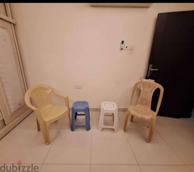 4 Plastic chairs in very good condition 0