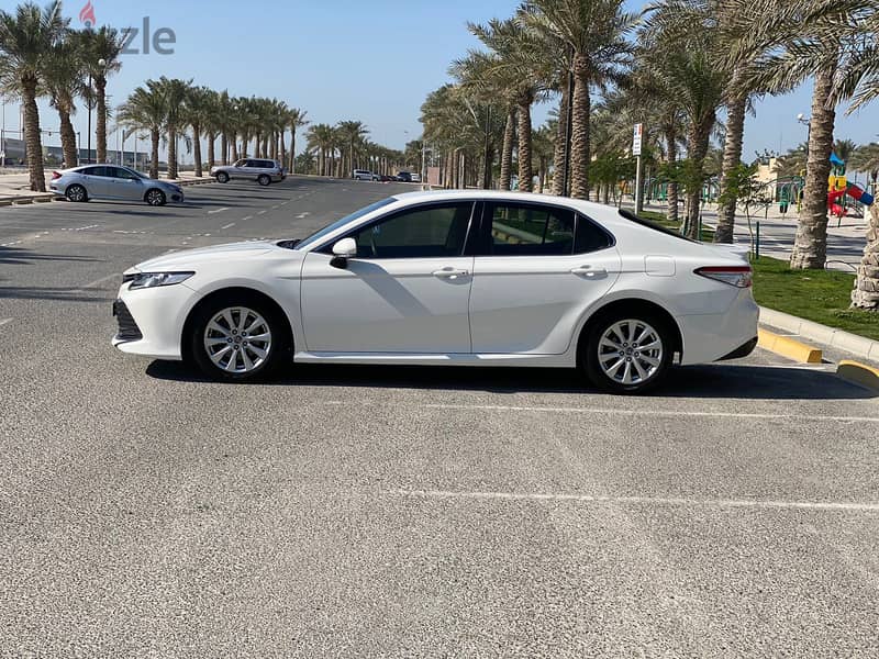 Toyota Camry LE 2019 (White) 2