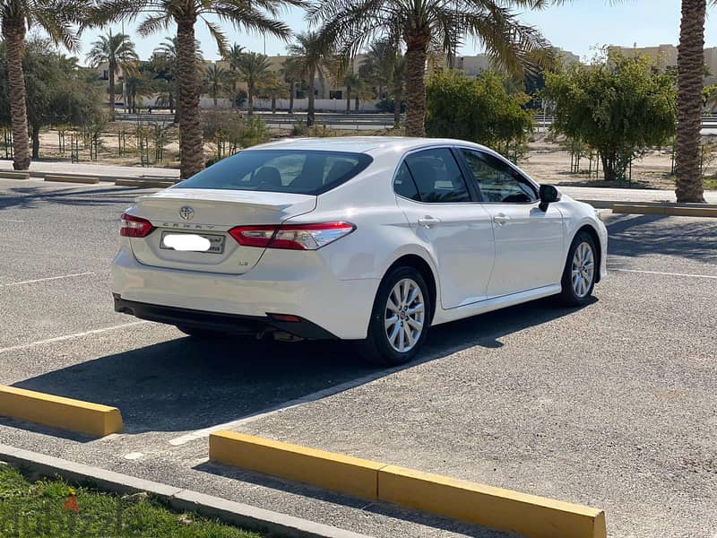 Toyota Camry LE 2019 (White) 5