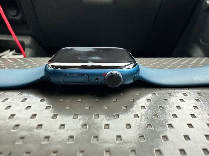 Apple Watch Series 7 with orginal box and charger……No warrenty……. 75BD 0