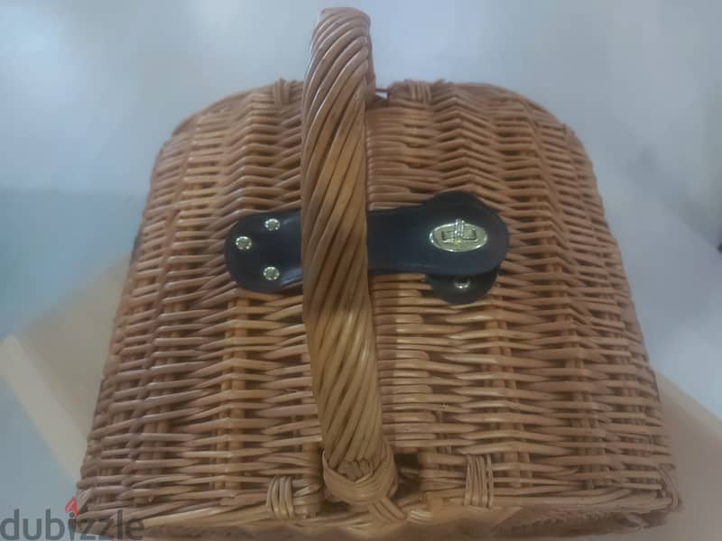 (BD 5 )PICNIC BASKET WITH SET OF GLASS AND PLATES AND CROCKERY FOR 2 0