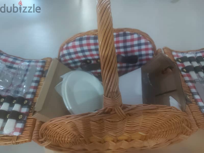 (BD 5 )PICNIC BASKET WITH SET OF GLASS AND PLATES AND CROCKERY FOR 2 2