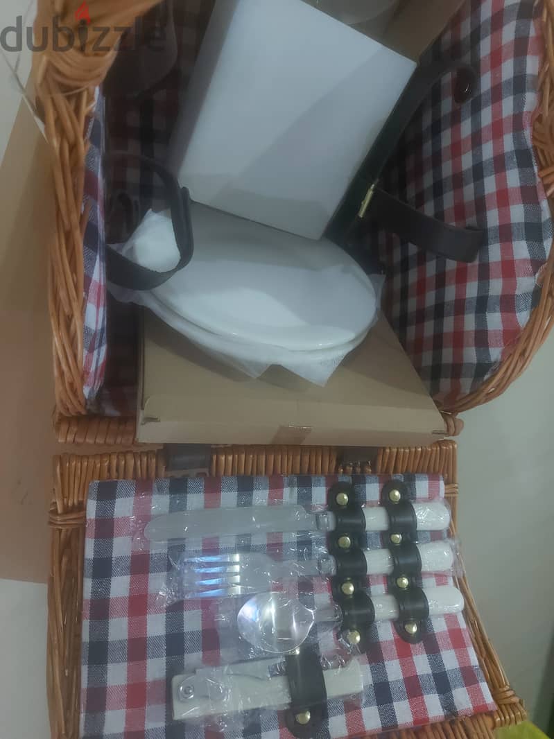 (BD 5 )PICNIC BASKET WITH SET OF GLASS AND PLATES AND CROCKERY FOR 2 3