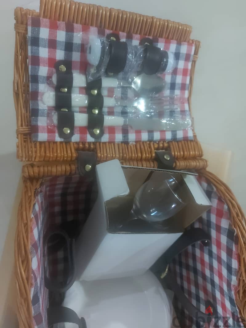 (BD 5 )PICNIC BASKET WITH SET OF GLASS AND PLATES AND CROCKERY FOR 2 4