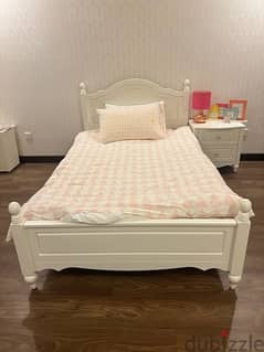 سرير مع مرتبة وطاولة جانبية . . Bed with mattress and side table 0