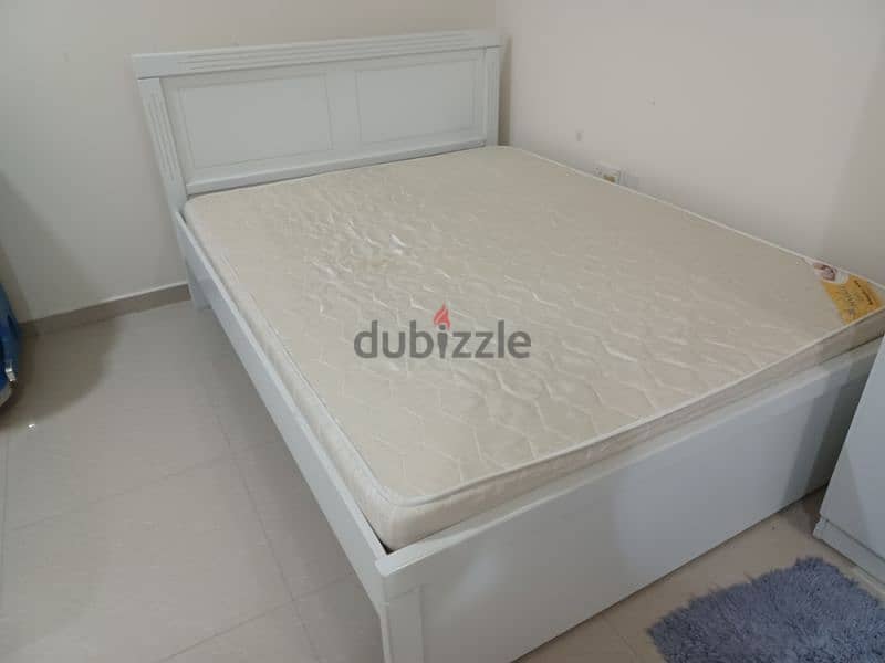 Bed with matres king size looks new good condition 1