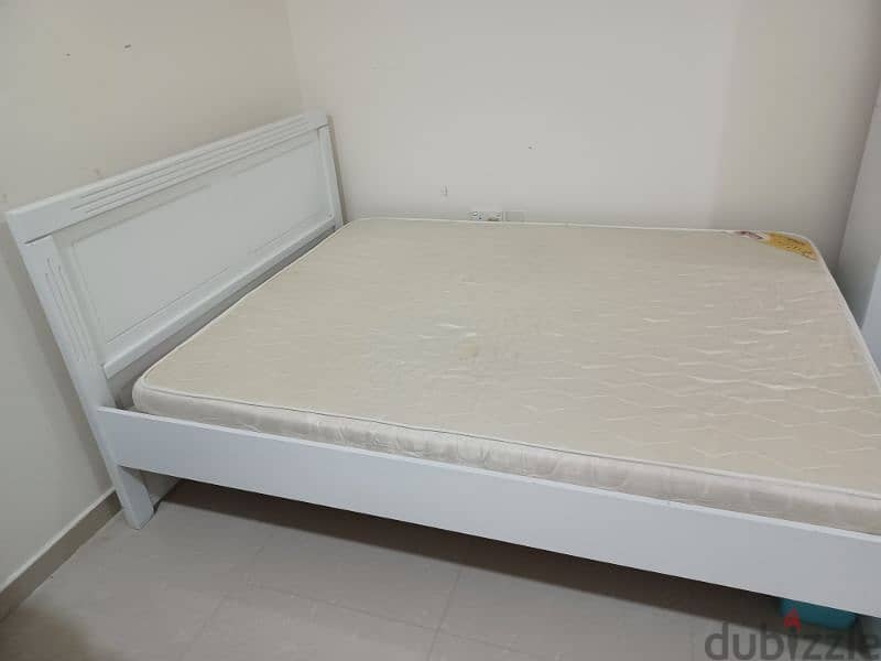 Bed with matres king size looks new good condition 2