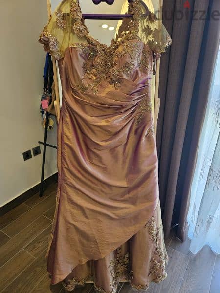 beautiful gown used once few hours. size large 3