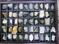 للبيع علبة قديمة فيها عدد 50 عينة من الصخور المعدنيه. 0