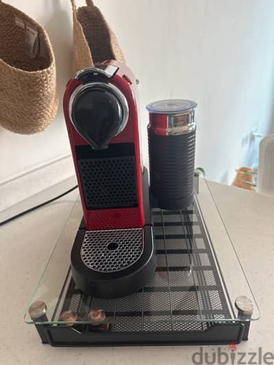 coffee machine with creamer in very good condition