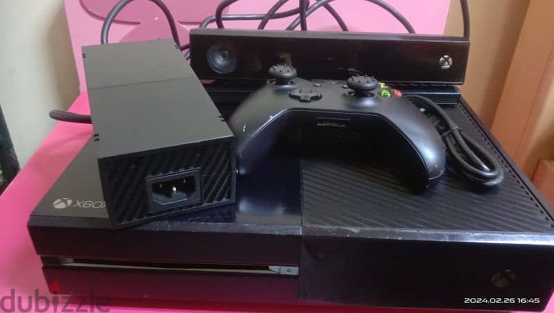 Xbox One with one controller+Kinect+3 CD game's, for urgent sale 1